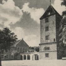 Wieża kościoła św. Mikołaja oraz szkoła