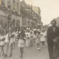 Ul. 9-go Maja widziana z ulicy Wyszyńskiego, procesja Bożego Ciała w 1947 roku