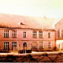 Budynek gimnazjum księżnej Jadwigi, po wyremontowaniu w 1913 roku był siedzibą Wyższej Szkoły Żeńskiej. W 1930 roku po rozwiązaniu szkoły żeńskiej znajdowała się tu Miejska Szkoła Średnia