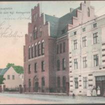 Budynek sądu przy Königstraße - ul Bohaterów Warszawy. Parterowe budynki w tle do dzisiaj nie przetrwały