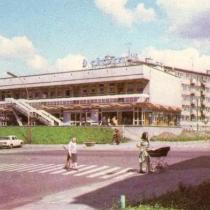 Typowe dla lat siedemdziesiątych XX wieku budownictwo. Pawilon handlowy przy ul. Żukowa