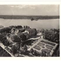 Kartka została wysłana w roku 1939 jednak przedstawia zdjęcie zamku i Rosengarten z początku XX w. Widok z wieży Nikolaikirche - Kościoła Mariackiego na zamek i ogród różany