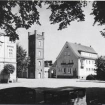 Fotografia z 1930 roku przedstawiająca Saarplatz. Widzimy budynek łaźni miejskiej (Stadtbad) w której można było również zażywać kąpieli leczniczych. Obok wieża strażacka