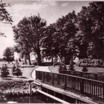 Mostek parkowy na rzeczce Niesedop - Niezdobnej. Park miejski wzdłuż jeziora Trzesiecko został założony pod koniec XIX wieku po obniżeniu poziomu jeziora. Powstał na terenach które w ten sposób wyrwano jezioru