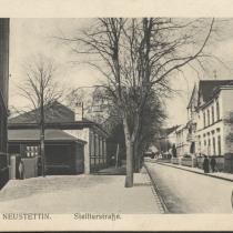 Stellterstraße - ul. Ordona. Na lewo widać budynek gimnazjum ks. Jadwigi oraz nowo wybudowaną salą gimnastyczną. Po prawej stronie budynek Stellerstraße 2 w którym znajdował się zakład fotograficzny. Fotografia z 1915 roku