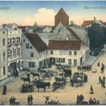 Fotografia z 1890 roku. Przedstawia starą XIX wieczną lub starszą południowo-zachodnią zabudowę. Obecny wygląd ta część rynku uzyskała pomiędzy 1910 a 1920 rokiem
