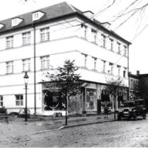Bahnhhofstraße 62/64 widok w stronę dworca kolejowego, w budynku tym mieściła się cukiernio-kawiarnia oraz piekarnia Willy'ego Beyer'a. Fotografia z 1929 roku