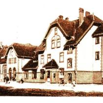 Budynek dworca kolejowego po 1892 roku. Dworzec kolejowy Neustettin, łaczący pięć linii kolejowych (Belgard - Białogard, Schlochau - Człuchów, Stolp - Słupsk, Ruhnow - Runowo Pomorskie, Schneidemühl - Piła)