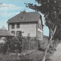 Szkoła rolnicza przy Klosterweg - ul. Klasztorna. Jak widać ulica na fotografii jest jeszcze gruntowa
