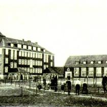 Rok 1927. Szkoła powszechna zwana Pestalozzischule od nazwiska Johann Heinrich Pestalozzi znanego jako szwajcarskiego pedagoga i pisarza zwanego ojcem szkoły ludowej