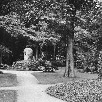 Głazy granitowe znajdujące się w parku upamiętniające: Pierwszy poświęcony dla Albrechta Theodora Emila Grafa von Roon ministra wojny (1859 - 1873), generalnego feldmarszałka i reorganizatora armii pruskiej.