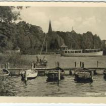 Rok ok. 1930. W tle widzimy odpływający tramwaj wodny od Parkbrucke. Widzimy tutaj kładkę na "Schmiedicke-Ufer" czyli brzeg Schmiedicke'go. Na środku fotografii widoczny jest stateczek "Hinderburg"
