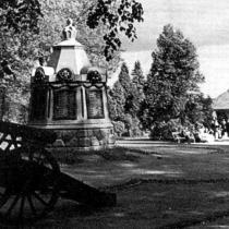 Kriegerdenkmal pominik wojenny, w tle Parkbrücke - pomost parkowy. Na pierwszym planie widoczna jest zdobyczna armata francuska, która po II wojnie światowej stała przed bramą koszar przy ulicy Kościuszki