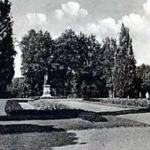Pomnik cesarza Wilhelma I przeniesiony sprzed ratusza na półwysep w parku nazwany również jego imieniem. Zdjęcie przedstawia właśnie ten pomnik już stojący w parku