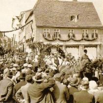 Pochód ulicami miasta z okazji pierwszego maja. Na zdjęciu pochód przechodzi przez Markt, fotografia wykonana 1 maja 1933 roku