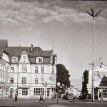 Rok 1965, Pl. Wolności widok na Bohaterów Warszawy. Istnieje jeszcze budynek widoczny w częci po lewej stronie fotografii przy ulicy Zamkowej oraz budynek po prawej stronie sąsiadujący z PRL-owskim pawilonem