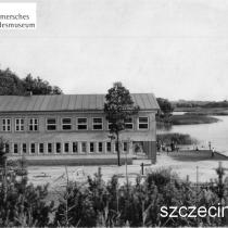 Germania Boothaus - później szkoła kolejowa, obecnie budynek nie istnieje. Na górnym piętrze znajdowała się gospoda "Genz am see"