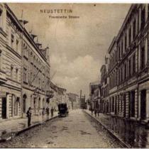 Preußische Straße - ul. 9-go maja (deptak) widziana od strony pl. Wolności. Fotografia z początku XX wieku. W kamienicy po lewej stronie przed którą stoi dorożka znajdował się hotel