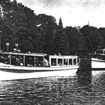 Zdjęcie dwóch stateczków - tramwajów wodnych które kursowały po jeziorze Trzesieko. Umożliwiały one komunikacje z drugim brzegiem jeziora na której znajdował się las Klasztorny oraz restauracja Gaststatte. Mniejszy stateczek nazywał się "Hinderburg"