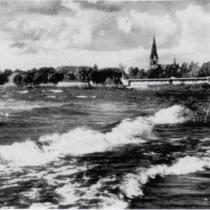 Wzburzone wody Streitzigsee. Widoczna jest wieża Niklaikirche oraz plaża miejska czyli Bücherbad