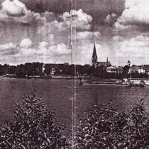 Panorama Szczecinka z plażę miejską na pierwszym planie. Zdjęcie zrobione z kopca przy Germania Boothaus późniejsza szkoła kolejowa