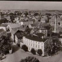 Widok z wieży kościoła NMP na Plac Sowińskiego oraz Plac Wolności. Lata sześćdziesiąte. Widać wiele zmian, cała zabudowa od pl. Wolności do rzeczki nie istnieje, została wyburzona w latach siedemdziesiątych,widoczny komin został wyburzony w latach 70-tych